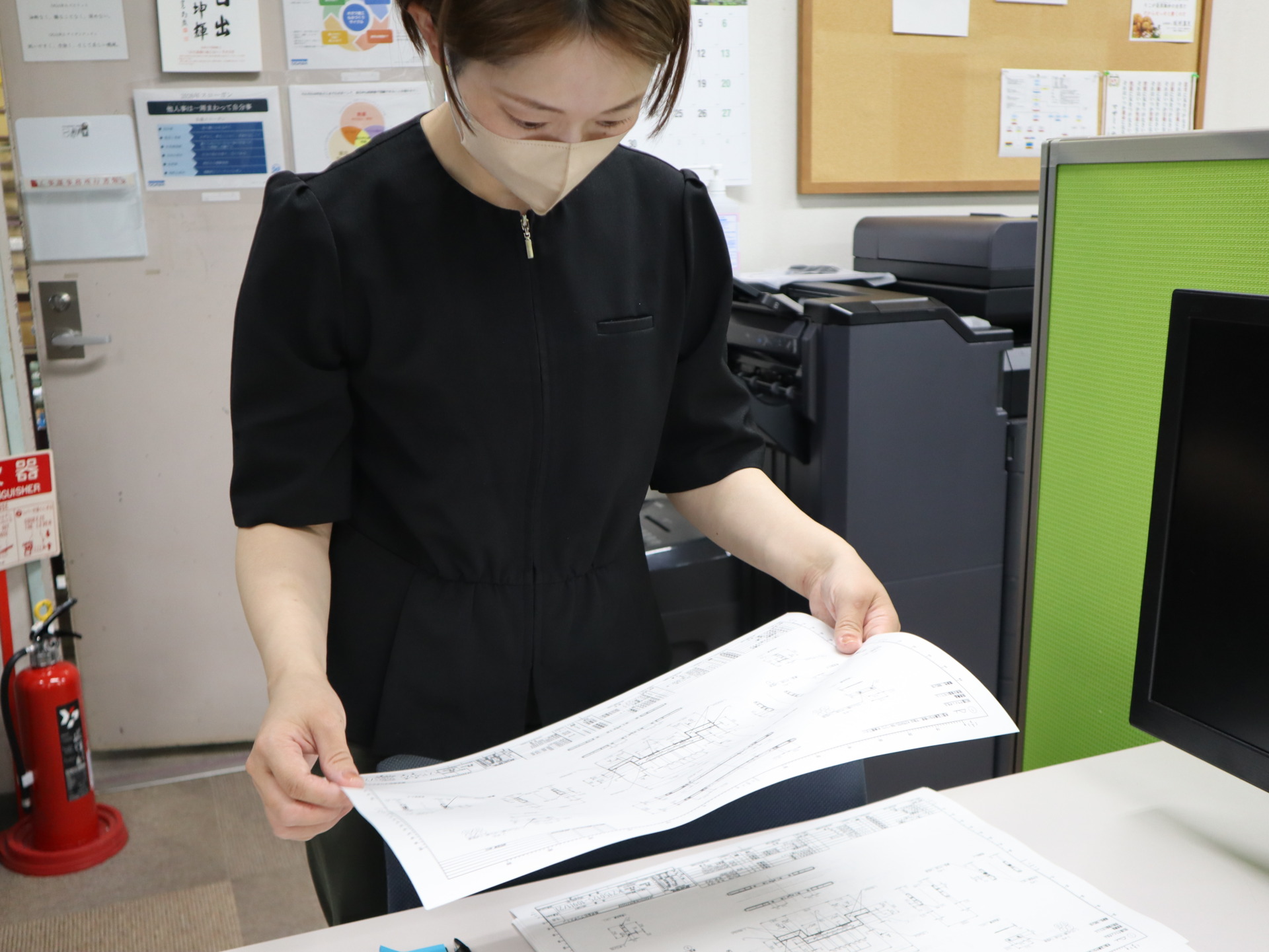 図面を確認する社員の様子
